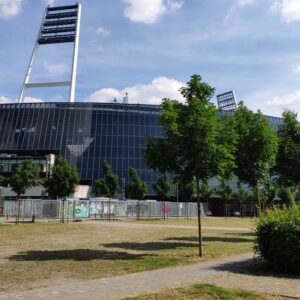 Das Bild zeigt einen Ermittlungspunkt auf dem Krimi-Trail in Bremen. Es zeigt das Bremer Weserstadion.
