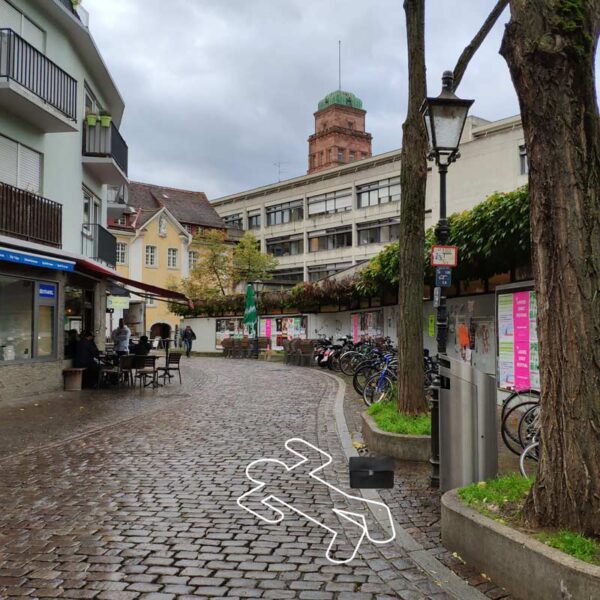 Das Bild zeigt einen Ermittlungspunkt auf dem Krimi-Trail in der Freiburger Innenstadt.