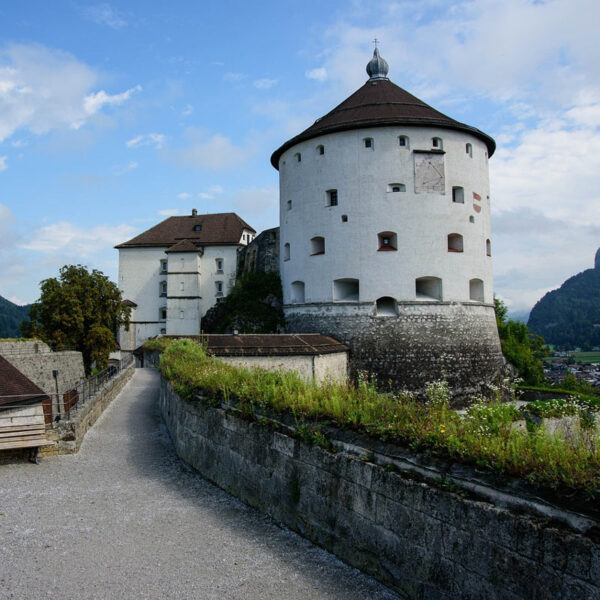 Das Bild zeigt einen Ermittlungspunkt auf dem Krimi-Trail in Kufstein. Es zeigt die Kufsteiner Festung.