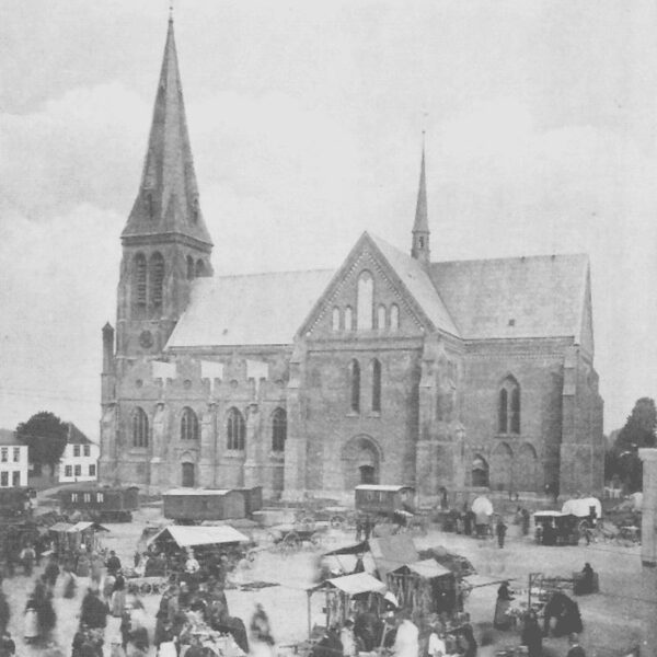 Das Bild zeigt einen historischen Blick auf den Marktplatz. Heute ist die Gegend Schauplatz des Krimi-Trail in Meldorf.