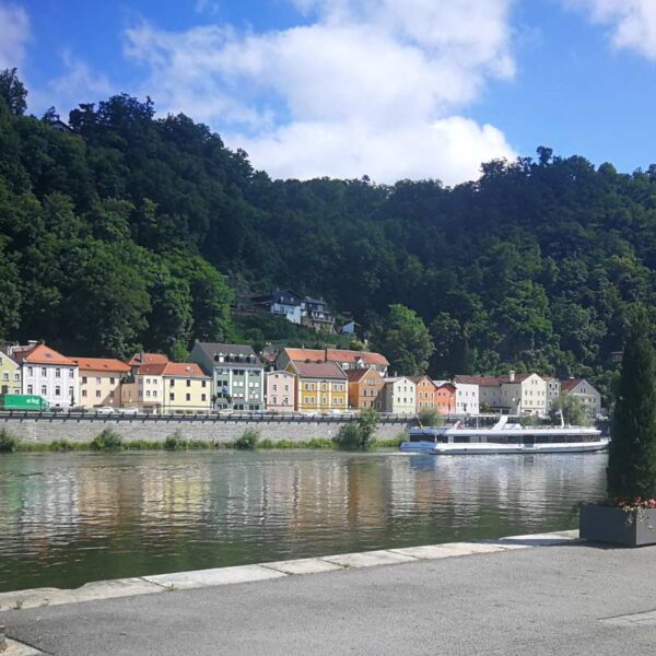 Das Bild zeigt einen Ermittlungspunkt auf dem Krimi-Trail in Passau.